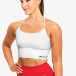 Better Bodies topp  - Topp från Better Bodies i vinrött! OBS! Bilder från Better Bodies egna hemsida varav baksidan inte stämmer med trycket, framsidan är det som stämmer😁finns egna bilder om man vill ha❤️liten i strl!