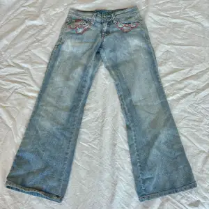 Så snygga jeans från 2000talsmärket pop chic. Fråga ej om bild på då de är för små ❤️❤️ köp via köp nu direkt eller Swish, kvar tills markerad som såld ❤️Midja 34cm rakt över innerben 64cm💋❤️