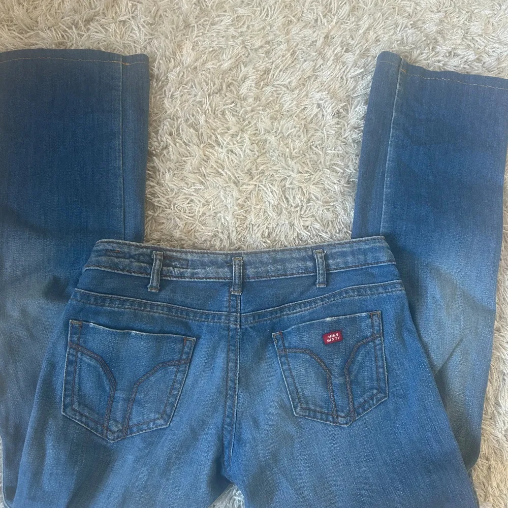 Säljer dessa jättefina miss sixty jeans som tyvärr var för stora. Köpta på plick därav är sista bilden lånad. Midjemåttet är 38 och innerbenslängden är 75 💘. Jeans & Byxor.