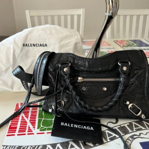 Balenciaga Mini City Bag - Hejsan! Säljer min fina fina väska. Köp på Farfetch för 13700kr. Den är sparsamt använd och är i fint skick. ❤️❤️skicka PM. Möts gärna upp i Stockholm 