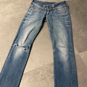 Pepe jeans - Säljer dessa superfina jeansen då de tyvärr är för korta för mig🤍 Innerbenslängden är 78cm och midjemåttet rakt över är ca 38cm