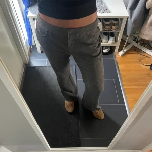 Lowwaist kostymbyxor  - Skitsnygga kostymbyxor i lowwaist modell. Utsvängda längst ned. 