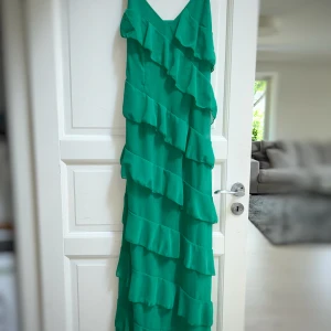 Helt ny, oanvänd balklänning  - Helt ny och oanvänd balklänning med volanger i chiffong från Boohoo i storlek 38/S med tagg/lapp kvar. Smala, reglerbara axelband. Nypris 550 kr. 