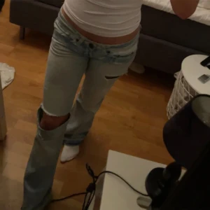 Lågmidjade jeans  - Säljer super fina lågmidjade jeans, midjemått 36-37 ungefär och benlängd 77. Super bra skick och eftertraktade 
