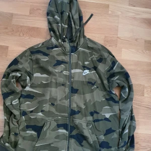 Nike Ziphoodie i Camo grön färg/militär färgmönster - Storlek L Regular fit Militär mönster/camo grön Nästintill perfekt skick! Använts få gånger 