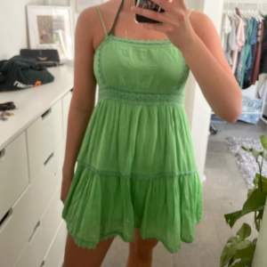 Jättesöt grön klänning från Urban outfitters som jag säljer då den är för liten vid bröstet för mig men är knappt använd! 💕