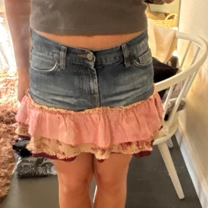 Jeanskjol med volanger - Jätte fin jeanskjol med volanger i annat tyg