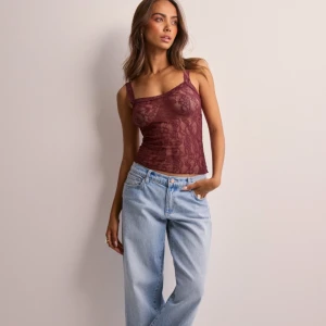 Spets topp - Helt ny spets topp som är köpt på Nelly. Aldrig använd och köptes för ca 1 vecka sedan men tyckte inte färgen passade mig så därför säljer jag💞