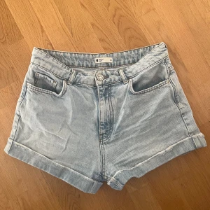 Jeansshorts - Jeansshorts från Gina Tricot. Knappt använda. Perfekta nu till sommaren!😍☀️