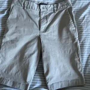 Sköna shorts till sommaren som passar 170. Fint skick inga defekter eller fläckar.