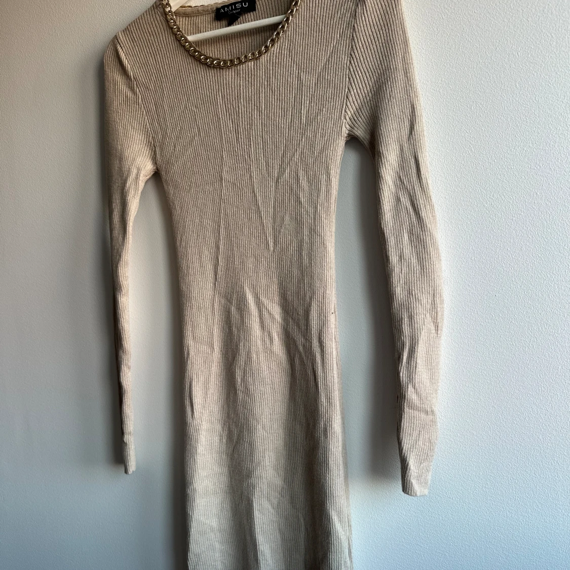 Beige tight klänning