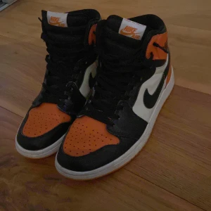 Jordan 1s - Säljer ett par skit snygga Jordan 1s till sommaren med skick 8/10 pg av lite crease, heeldrag och ingen innersula som jag faktiskt kan fixa!!✨👍