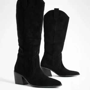 BOOTS - Säljer svarta cowboy boots använda en gång💞