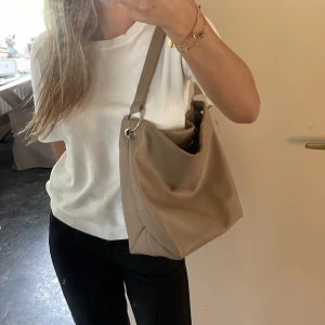 Väska - Jättefin och rymlig väska från Carin Wester som är i väldigt fint skick, det enda är att det är lite nött och slitet på bandet annars hel🩷