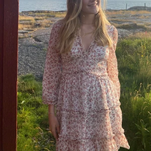 Klänning - Säljer denna sommardrömmen i storlek S. Bara använd en gång, säljer för 299 + frakt🌷💘