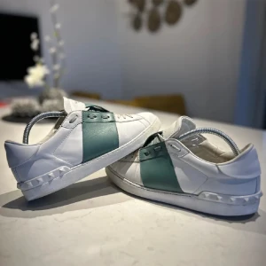 Valentino open (ovanlig färg)🎨  - Skick 8/10  bra skick sparsamt andvända tveka inte att höra av er om ni har någon fråga