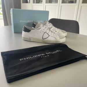 Philippe Model  - Hej, säljer nu ett par Philippe Model som va lite för stora för mig. Sprillans nya enbart testade en gång!   Pm om du undrar något. Nypris 3700kr så priset är hugget i sten!
