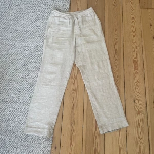 Linnebyxor adaysmarch - Linnebyxor från adaysmarch. Nypris 1400. Något långa för mig så säljer de tyvärr. Lite lösare passform. Finns några små tecken på användning som vid benen. Men inget som syns när man har på sig dom. Storlek 48. Hör av dig vid funderingar.