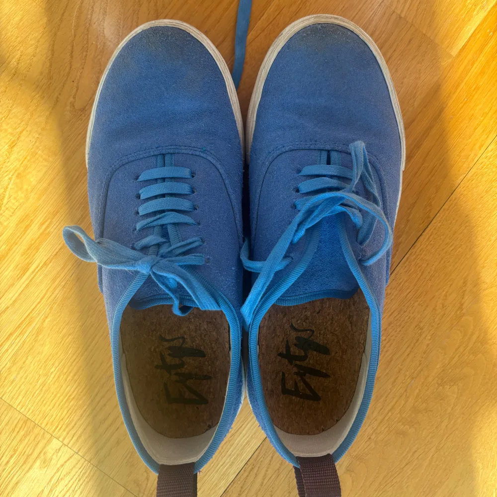 Säljer mina fina blåa eytys 🫶🏼💙 de är i storlek 42 men passar mig som har storlek 40-41. . Skor.