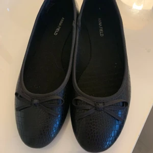 Ballerinaskor - Säljer dessa jättefina och populära ballerinaskor med två söta rosetter längst fram. De är endast testade inomhus och har absolut inga defekter💕 Storlek 38/39