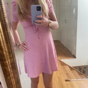 Fin rosa klänning som jag säljer för att den inte används. Inget sliten och sitter jätte fint🩷🩷