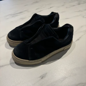 Eytys sneakers  - Jag säljer nu mina eytys doja i svart 💘 de är väl använda men ända defekterna är inuti skon som syns på bilderna, dom är ej rengjorda så går säkert att gå ännu finare💘
