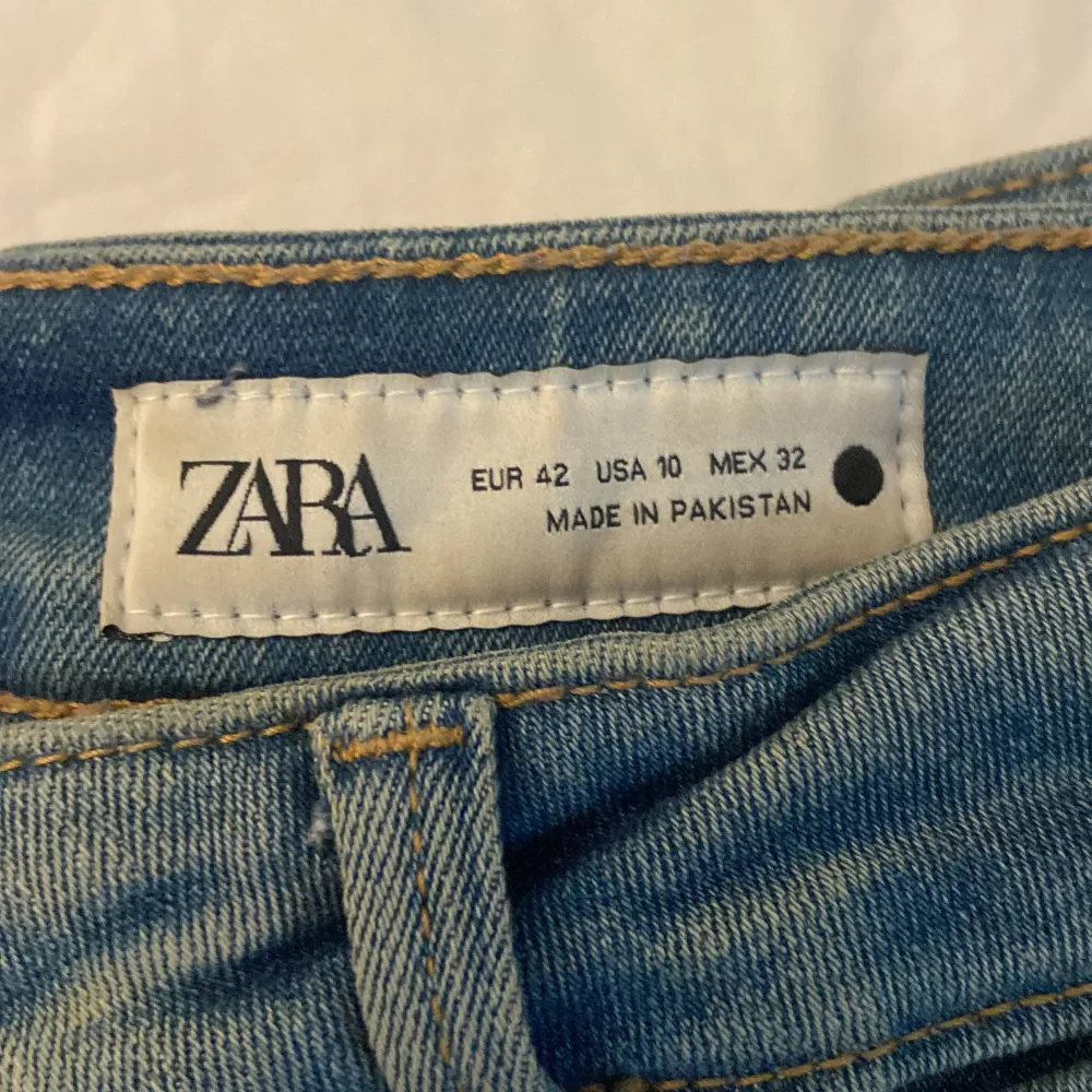 Ett par blåa zara bootcut jeans i storlek 42 men är för små. Helt nya lapparna är dock avslitna innan jag testa dem. Och kan ej returnera så säljer dem här köpt för 400kr säljer för 300 går att pruta💕💕. Jeans & Byxor.