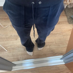 Marin blå juicy byxor - Ett par Marit blå juicy byxor i storlek xs. De är två år gamla och i ganska bra skick. Snöret till byxorna är dock ojämna och har en Knut. Men de är super sköna och snygga.
