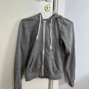 HM tröja  - Tröja med blixtlås i storlek xs ifrån hm.  Sparsamt använt. 