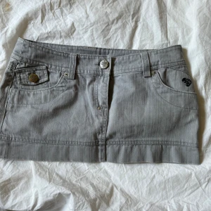 Lågmidjad jeanskjol - Såå snygg jeanskjol som e lågmidjad💞💞😏 Midjemått:38cm rakt över Längd:25cm OBS: HAR INTE BILD PÅ DÅ DEN INTE PASSAR MIG 🙏🏻💓💕💖