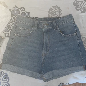 Blåa jeansshorts  - Jättevackra shorts säljs då dom har blivit för små, köpte för 249 säljs för 100 Köpare står för frakten