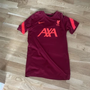  Fet Liverpool tröja - Liverpool tröja storlek xs men passar även S. 