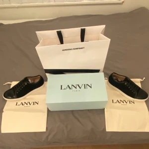 Lanvin  - Tjena! Säljer dessa feta skor ifrån Paris Lanvin, 9/10 i skick. Byte är tillåtet och vid snabb affär kan priset sänkas. 