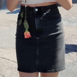 Svart jeans kjol  - Svart jeans kjol från H&M. Sparsamt använd, säljer pga för liten😊