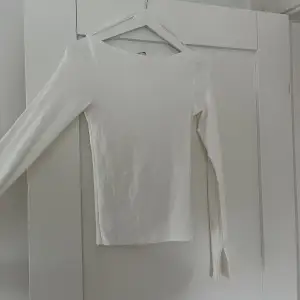 Vit intimissimi liknande tröja från Gina tricot med lik modell💗 använd en gång så i fint skick💗