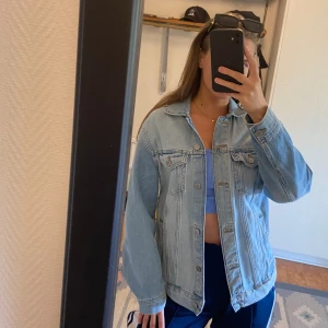 Oversized jeansjacka - Oversized jeansjacka från hm storlek 34. (Passar även mig som har 36) Använd ca tre ggr och inga defekter 
