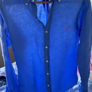 Ljusblå linneskjorta perfekt till sommaren✨☀️ inga hål eller nått sånt.  Storlek=Small/170 Skick= 7/10 Märke=ralph lauren 