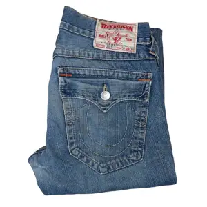 True Religion jeans Joey flared fit. W32 [Ytterbenslängd 105cm] [Innerbenslängd 80cm] [Midja 45cm] [Benöppning 26cm]