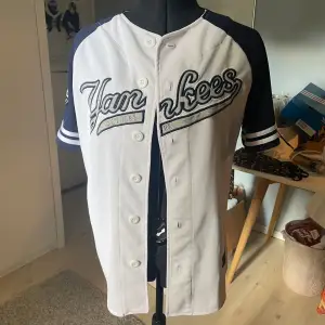 En jättesnygg vintage Yankees Jersey. Märke MLB. Köpt second hand men lite använd, så i fint skick! Storleken är jag lite osäker på, men passar rund S-M.💘