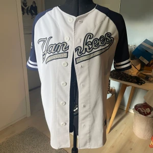Snygg Jersey💕 - En jättesnygg vintage Yankees Jersey. Märke MLB. Köpt second hand men lite använd, så i fint skick! Storleken är jag lite osäker på, men passar rund S-M.💘