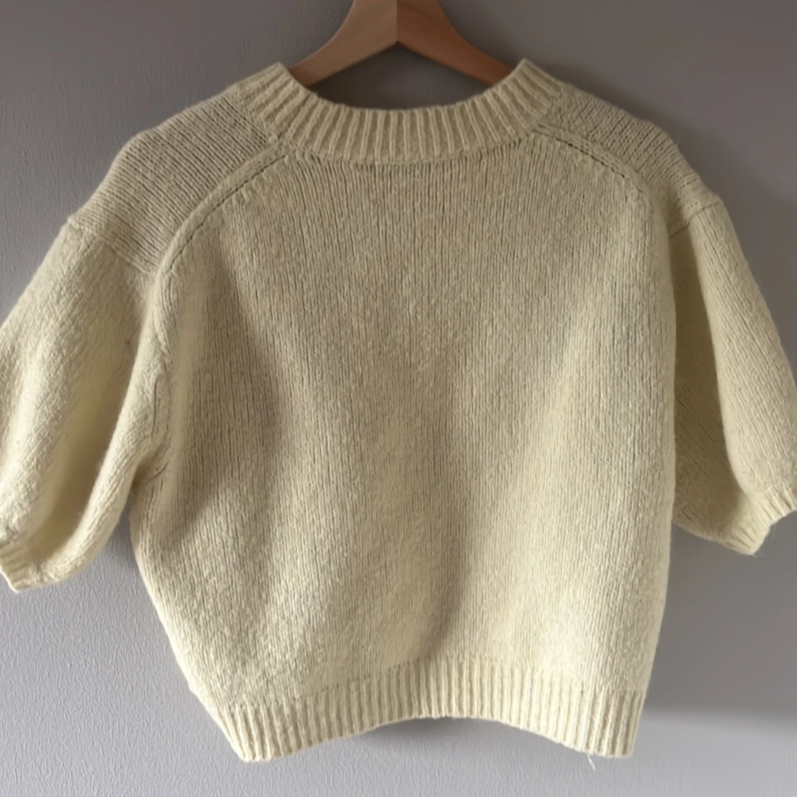 Gul stickad zara t-shirt  - 90