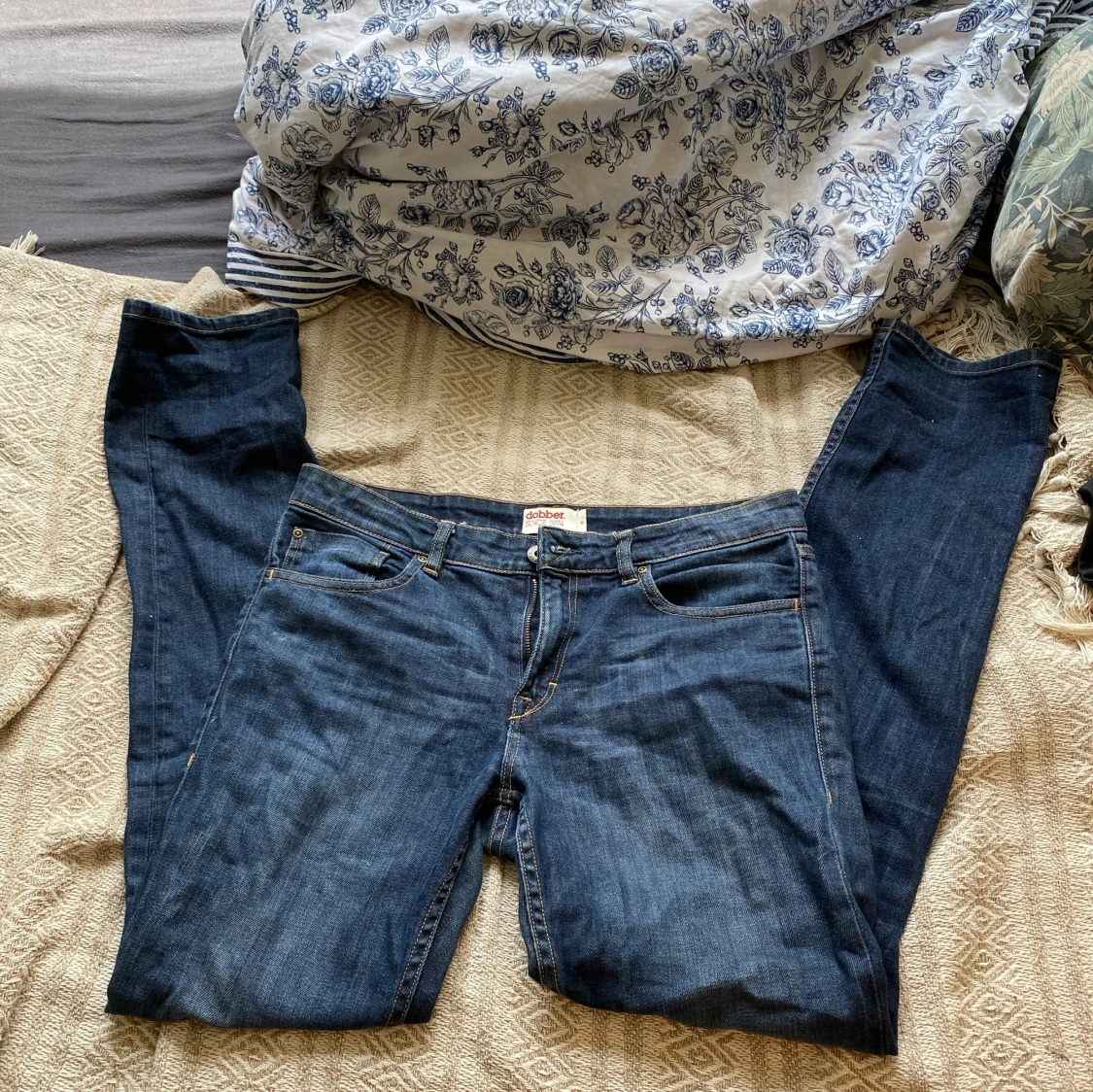 LÅGMIDJADE JEANS