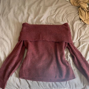 Off Shoulder stickad tröja - Jätte fin stickad off Shoulder tröja. Står xs men sitter som s