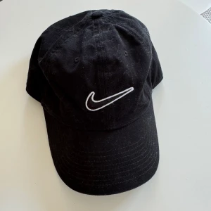 Nike svart keps - Har bara använt den ca 2 ggr så säljer den nu 