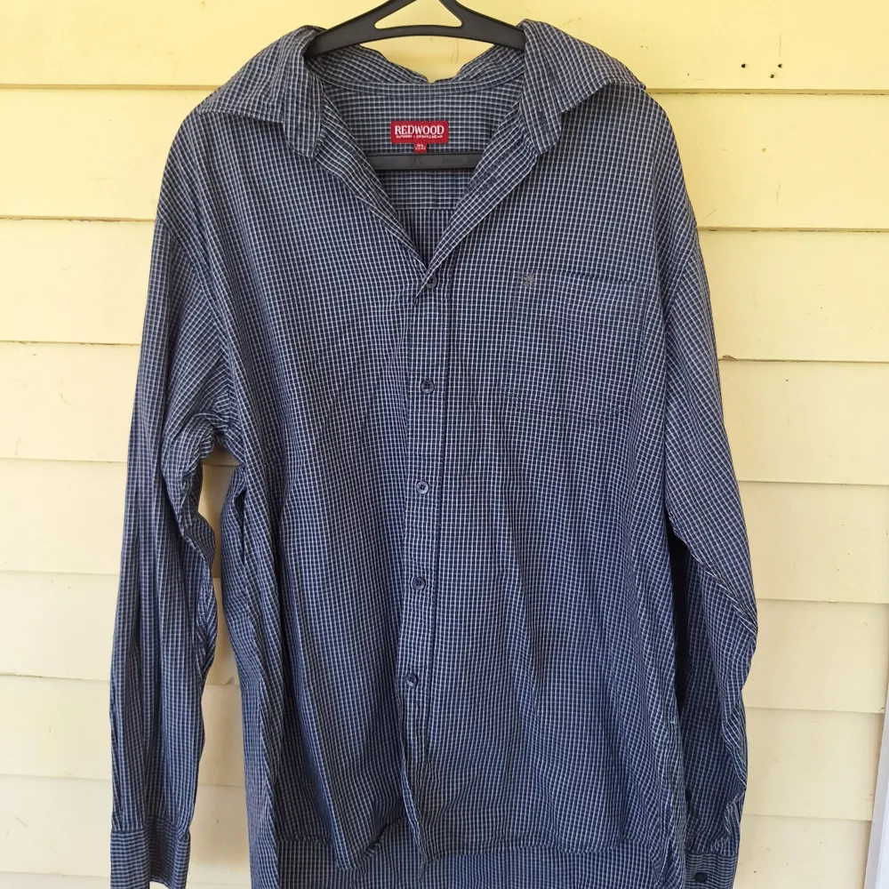 Blå skjorta med vita små rutor Storlek: XL (43/44)  Redwood Outdoor - sportswear. Skjortor.