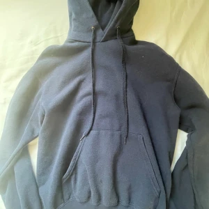 mörkblå hoodie  - Basic, fin hoodie i mörkblått, knappt använd - skriv innan köp