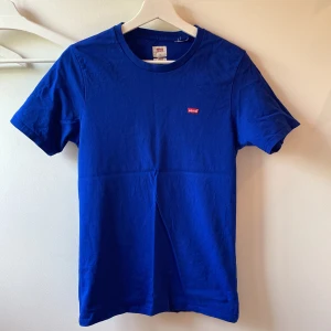 Levis original tee  - Hej  Säljer denna oanvända Levis tröjan som jag köpte på en Levis butik i Stockholm. Den är i en storlek xs. Köpte den för ca 350kr