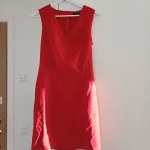 Snygg och röd klänning från Trendyol. Inga defekter (behöver bara strykas en sväng så är den som ny) 