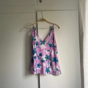 Linne Vringad - SÅ. VACKER. Perfekt. för sommaren. Världens skönaste tyg dessutom. Ingen lapp men storleken e nog M-S. tror det passar båda väldigt fint.