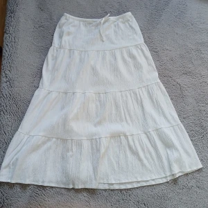 Maxi kjol brandy - Asfin kjol från brandy melville, perfekt till sommaren! Använd endast en gång och säljer pga att den är för kort på mig. Är i onesize och kan schysteras, passar mig som har M.